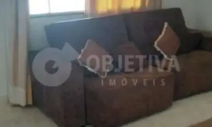 Ótima casa muito bem localizada a venda no bairro Santa Mônica em Uberlândia