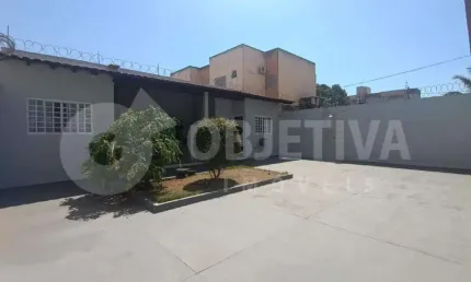Ótima casa a venda bem localizada no bairro santa monica em uberlândia