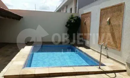 Excelente casa em dois pavimentos à venda em uma das melhores avenidas do bairro Santa Monica em Uberlândia