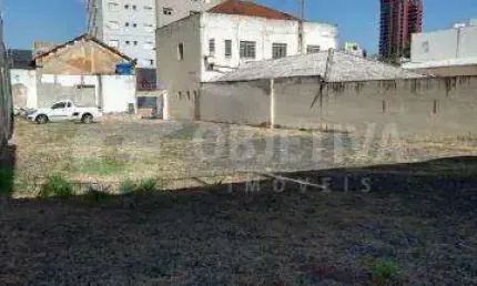 Excelente Área com uma casa simples comercial localizada na região Central de Uberlândia