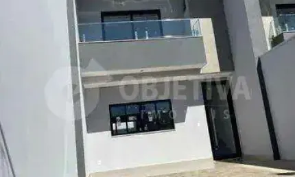 Excelente Casa estilo sobrado no Bairro Santa Rosa em Uberlândia