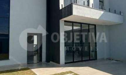 Ótima casa estilo sobrado a venda no bairro Portal do Vale em Uberlândia