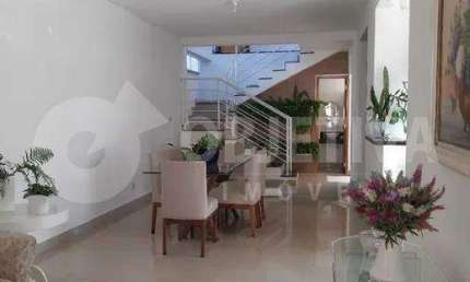 Excelente casa estilo sobrado no Bairro Granada/Gravatás em Uberlândia