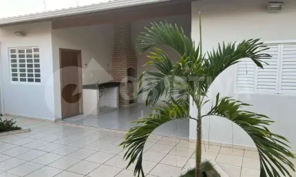 Excelente Casa a venda no Bairro Custódio Pereira - Espaçosa, Reformada e Bem Localizada em Uberlândia