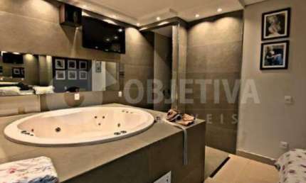Belíssima casa estilo sobrado no Bairro Cidade Jardim em Uberlândia