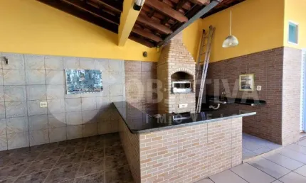 Excelente casa no bairro Santa Mônica em Uberlândia