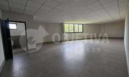 Ótima Sala comercial no bairro Karaiba região do pátio vinhedos setor sul de Uberlândia