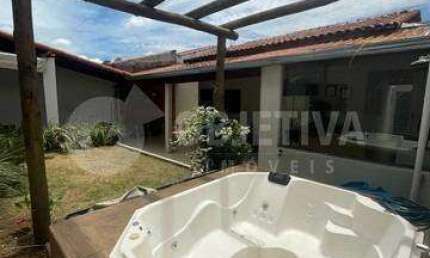 Casa com 3 quartos à venda no Jardim Europa, Uberlândia 