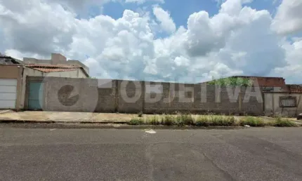 Terreno à venda no Conjunto Segismundo Pereira, Uberlândia 