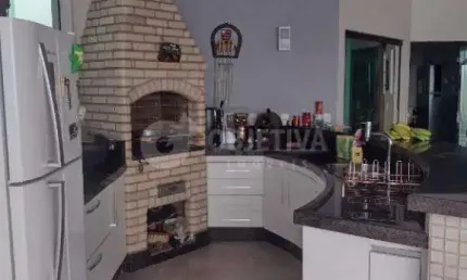 Maravilhosa casa estilo sobrado de alto padrão no Bairro Umuarama