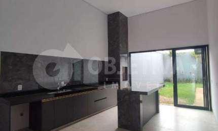 Linda Casa térrea com ótima localização e espaços integrados a venda no bairro planejado quinta alto Umuarama em Uberlândia