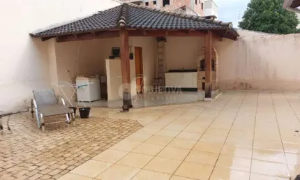 Linda casa em excelente localização do bairro Santa Mônica em Uberlândia