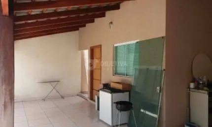 Excelente casa localizada no bairro Jardim Holanda em Uberlândia