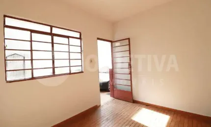 Ótima casa com característica mista na região Bairro Nossa Senhora Aparecida em Uberlândia