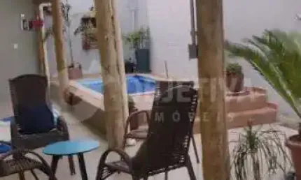 Ótima casa de esquina a venda no bairro Chácaras Tubalina em Uberlândia