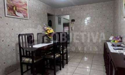 Ótima casa estilo Sobrado a venda no bairro Cidade Jardim em Uberlândia