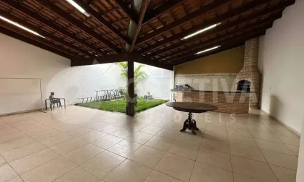 Oportunidade de Ótima casa estilo sobrado no bairro Santa Mônica em Uberlandia com espetacular varanda gourmet