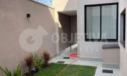 Excelente casa estilo sobrado a venda no bairro Praça Alto Umuarama em Uberlândia
