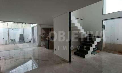 Excelente casa estilo sobrado disponível para a venda no bairro Cidade Jardim em Uberlândia