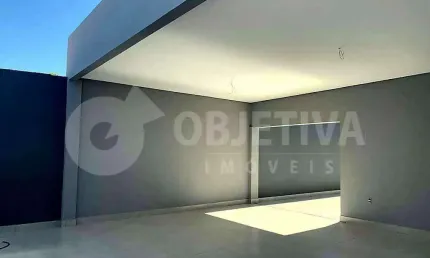 Casa Espaçosa a venda no bairro Laranjeiras em Uberlândia Telhado em Formato Caixote Pé Direito Alto e Acabamentos de Alta Qualidade