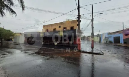 Imóvel Comercial de Esquina com Amplo Apartamento A Venda no Bairro São Jorge Em Uberlândia - Oportunidade Única