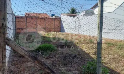 Seu sonho de construir a casa perfeita começa aqui! lote murado e plano no bairro jardim holanda, pronto para receber seus planos