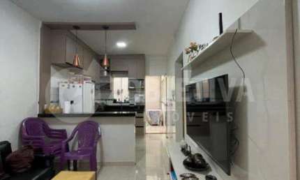 A casa geminada à venda no Novo Mundo Em Uberlândia