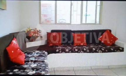 Casa Encantadora à Venda no Bairro Brasil Em Uberlândia! Ótima Localização, Espaçosa e com Possibilidade de Permuta! Não perca essa Oportunidade Única
