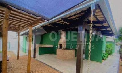 Linda casa térrea à venda em condomínio fechado em Uberlândia