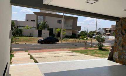 Casa em Condomínio à venda, 3 quartos, 3 suítes, 4 vagas, Varanda Sul - UBERLANDIA/MG