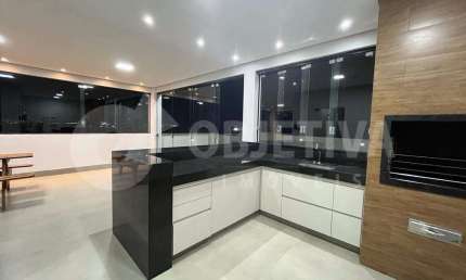 Sobrado de esquina com características mistas residencial e comercial A Venda no Bairro Nova Uberlândia em Uberlândia