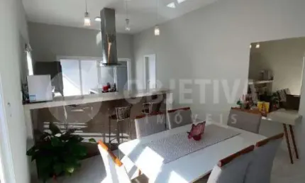 Excelente casa a venda no bairro Residencial Flamboyant em Uberlândia