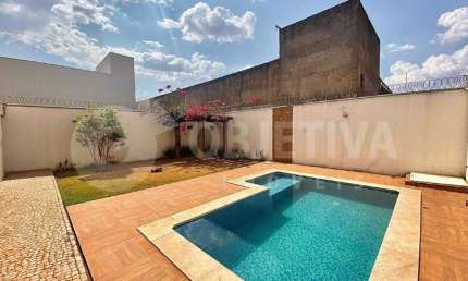 Excelente casa Sobrado à venda no Bairro Alto Umuarama em Uberlândia