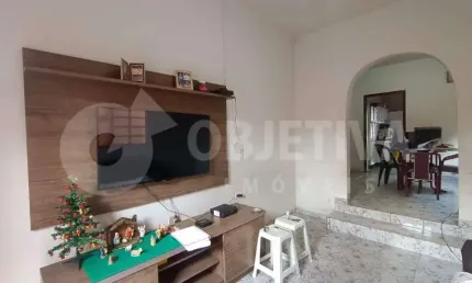 Casa disponível para venda em boa localização no bairro Osvaldo Rezende em Uberlândia