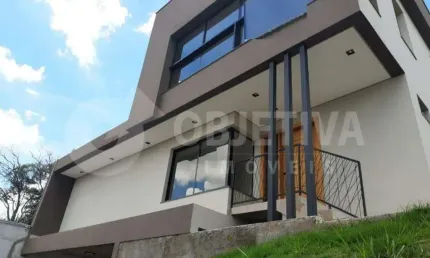 Casa estilo sobrado à venda no Bairro City Uberlândia (Jardim Karaiba) em Uberlândia