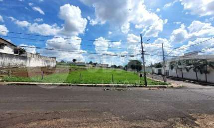 Excelente terreno de esquina disponível para venda no Bairro Morada da Colina em Uberlândia