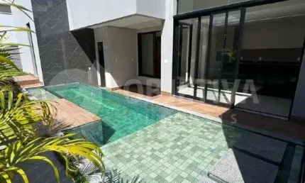 Belíssima Casa à Venda no Condomínio Alphaville 1, dentro do bairro planejado Granja Marileusa