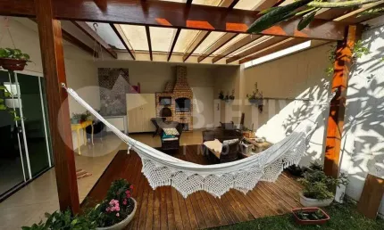 Linda casa está situada no bairro Novo Mundo em Uberlândia disponível para compra
