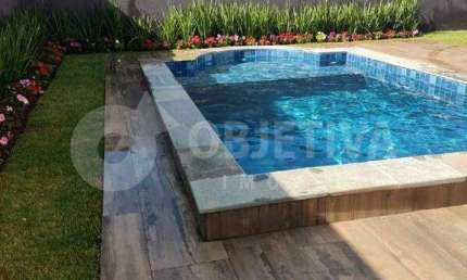 Maravilhosa casa estilo sobrado disponível para aluguel no condomínio Alphaville em Uberlândia
