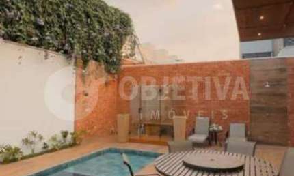 Belíssima casa disponível para venda de porteira fechada no condomínio fechado Alphaville 1