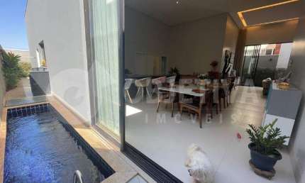 Linda casa disponível para aluguel de porteira fechada no condomínio de alto padrão Golden Village Uberlândia