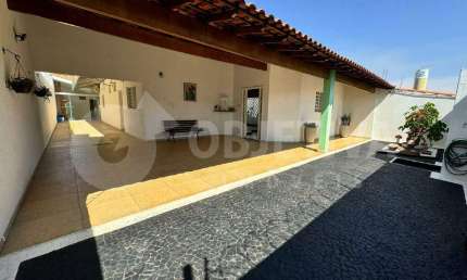 Excelente casa disponível para aluguel no bairro Santa Mônica em Uberlândia