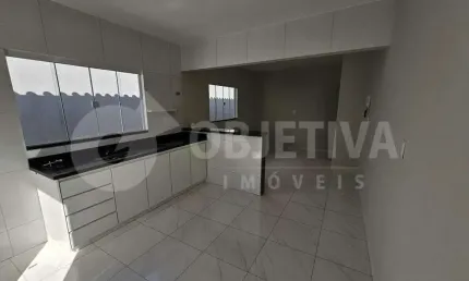 Casa térrea à venda – bairro roosevelt – uberlândia/mg; localizada em rua tranquila e valorizada, com excelente padrão residencial