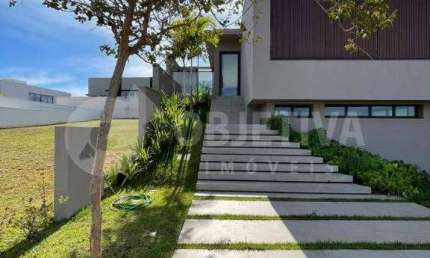 Espetacular casa nova disponível no luxuoso condomínio Alphaville 1 em Uberlândia