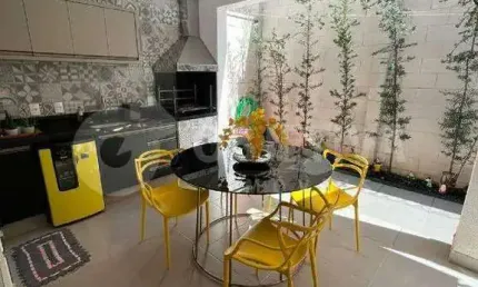 Casa em condomínio fechado Mobiliada tipo sobrado disponível para aluguel no setor Sul de Uberlândia