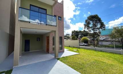 Sobrado com terraço, com 3 quartos sendo 1 suíte - Boa Vista - PR.
