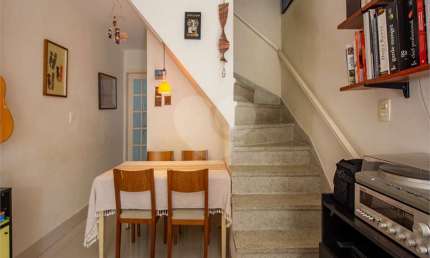Casa de vila com 2 quartos à venda ou para locação em Alto De Pinheiros - SP