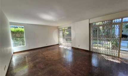 Casa térrea com 3 quartos à venda ou para locação em Alto De Pinheiros - SP