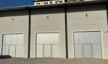 Galpão com 370m2 com amplo pátio para locação em Brusque - SC