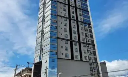 Este lindo apartamento com 3 suítes no litoral catarinense .